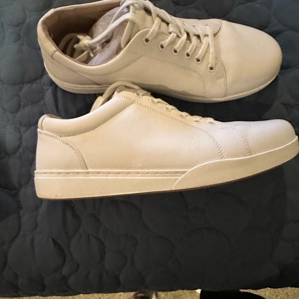 Brand new in the box Women’s whiteSneakers